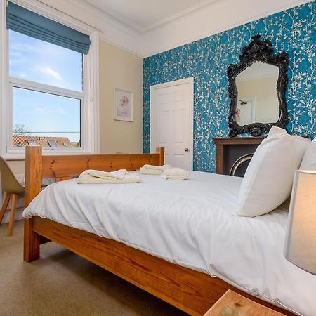 Bed and Breakfast Hillcrest Уитби Экстерьер фото