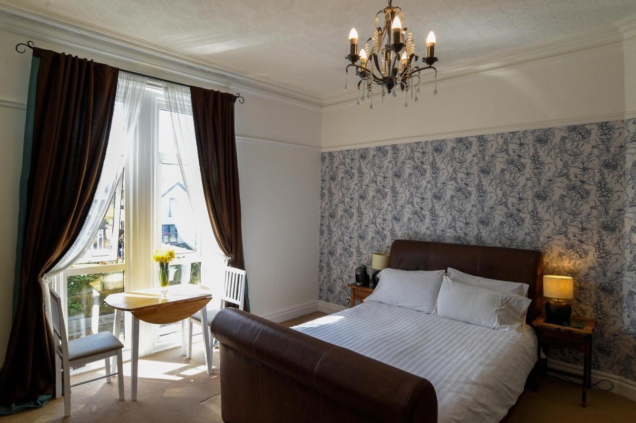 Bed and Breakfast Hillcrest Уитби Экстерьер фото