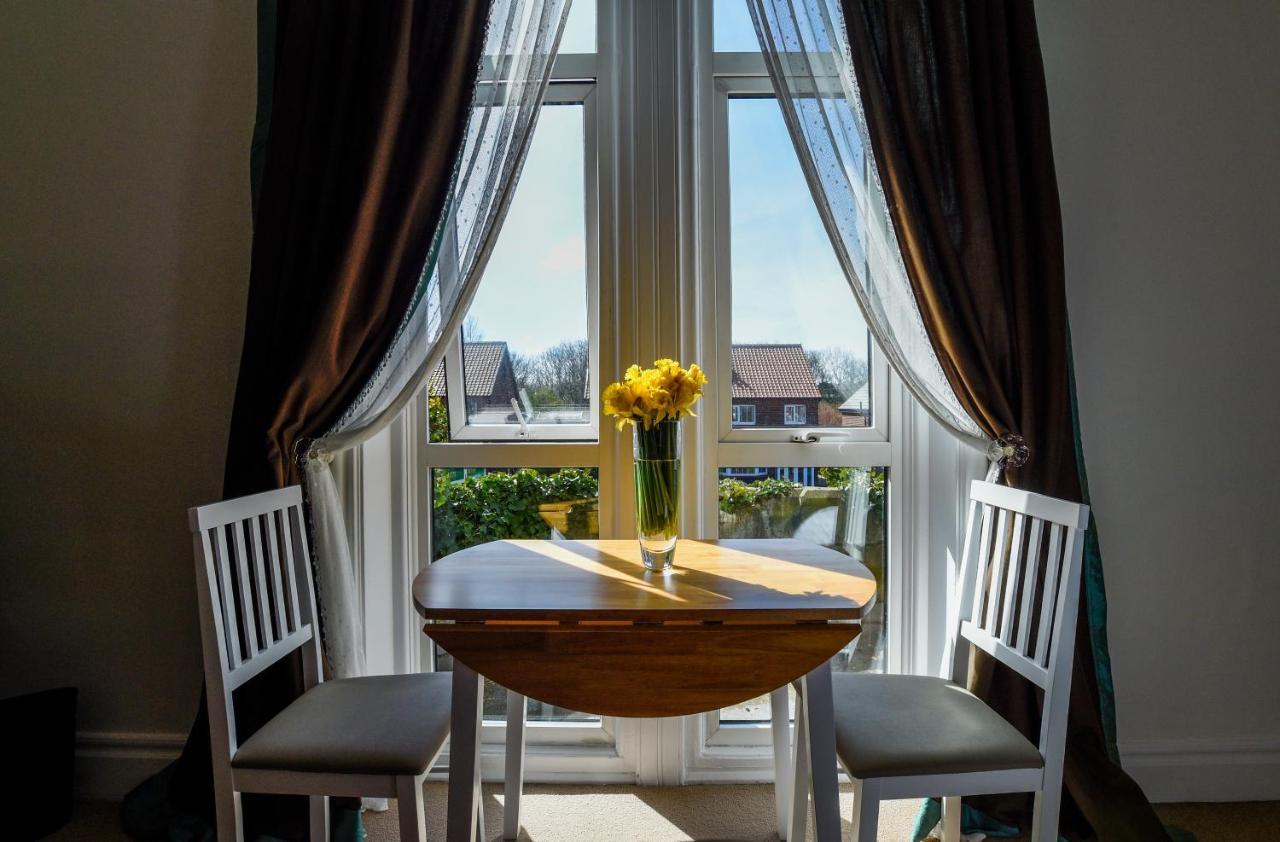 Bed and Breakfast Hillcrest Уитби Экстерьер фото
