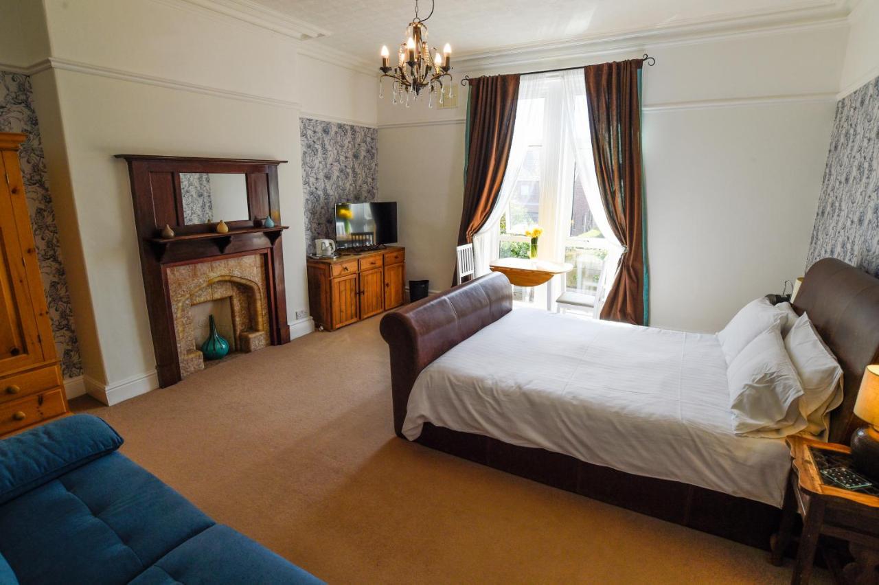 Bed and Breakfast Hillcrest Уитби Экстерьер фото