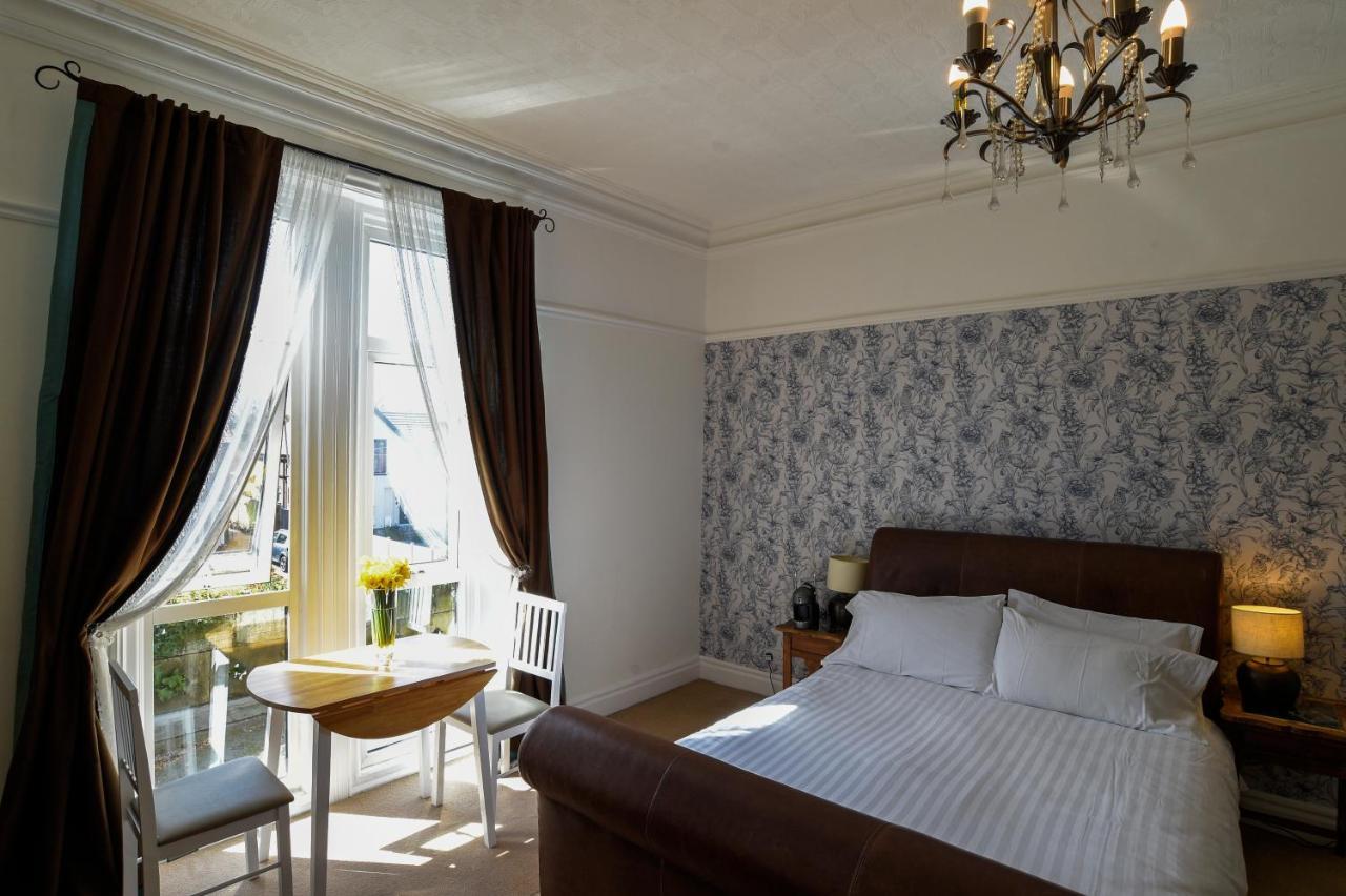 Bed and Breakfast Hillcrest Уитби Экстерьер фото
