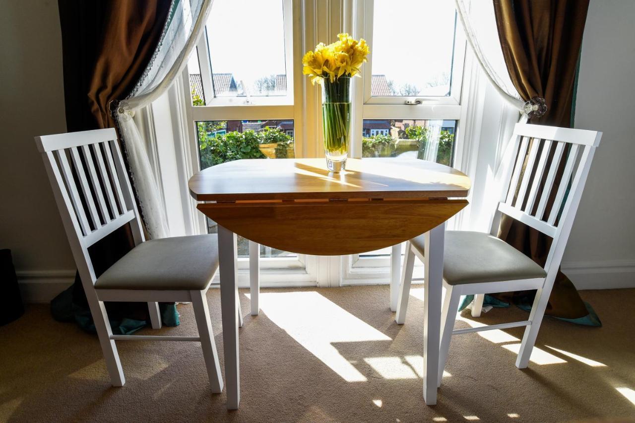 Bed and Breakfast Hillcrest Уитби Экстерьер фото