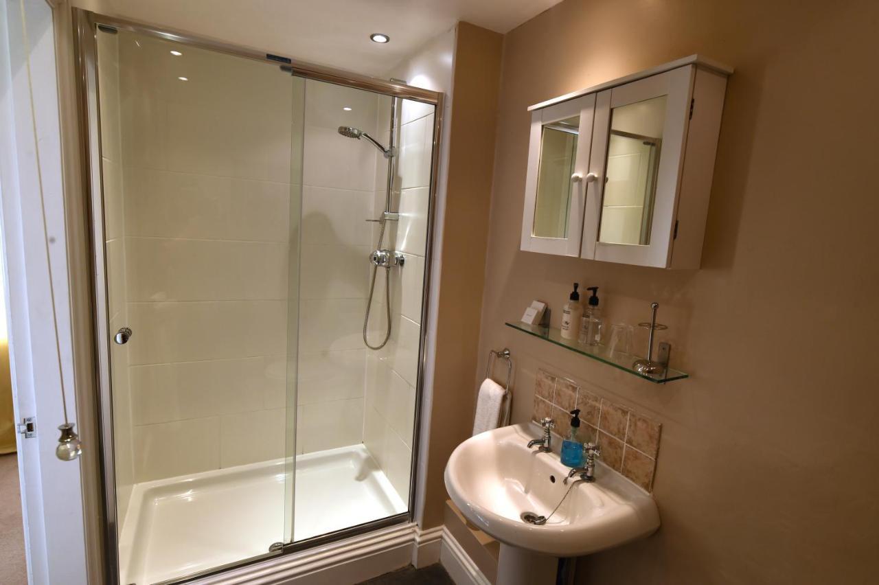 Bed and Breakfast Hillcrest Уитби Экстерьер фото