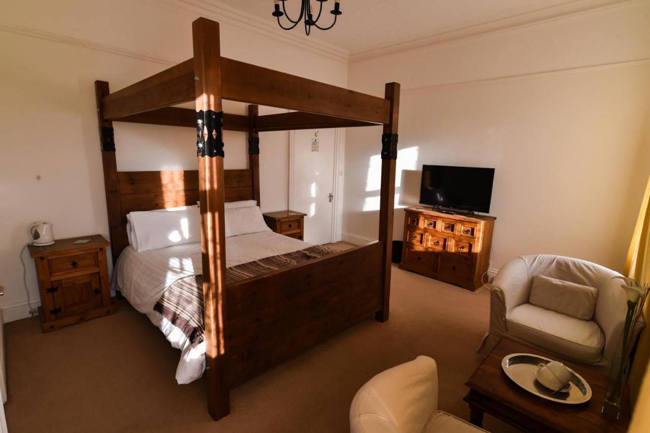 Bed and Breakfast Hillcrest Уитби Экстерьер фото