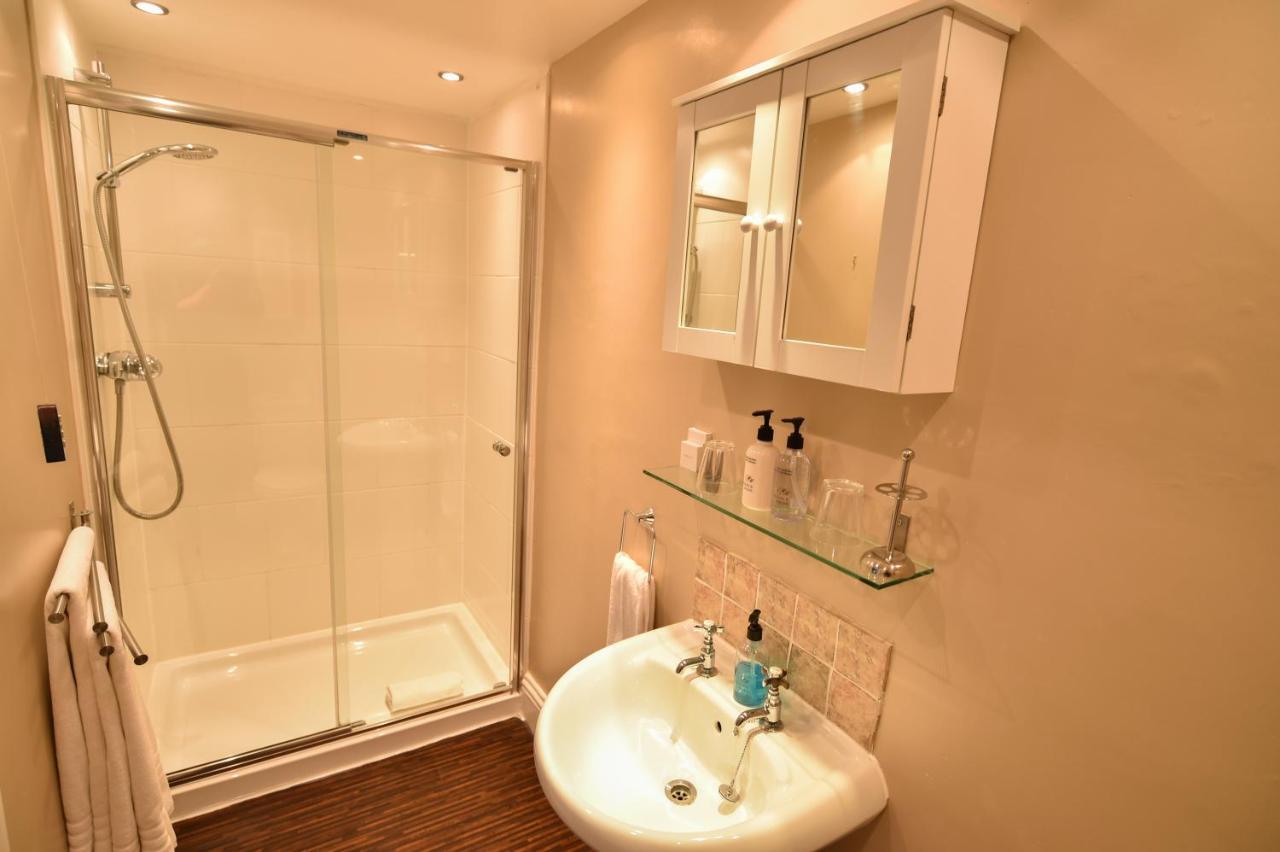 Bed and Breakfast Hillcrest Уитби Экстерьер фото