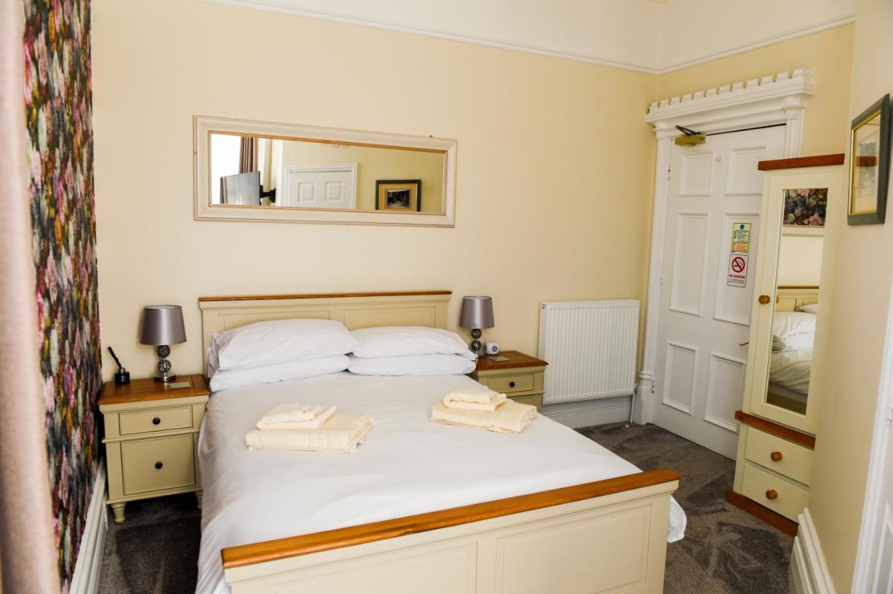 Bed and Breakfast Hillcrest Уитби Экстерьер фото
