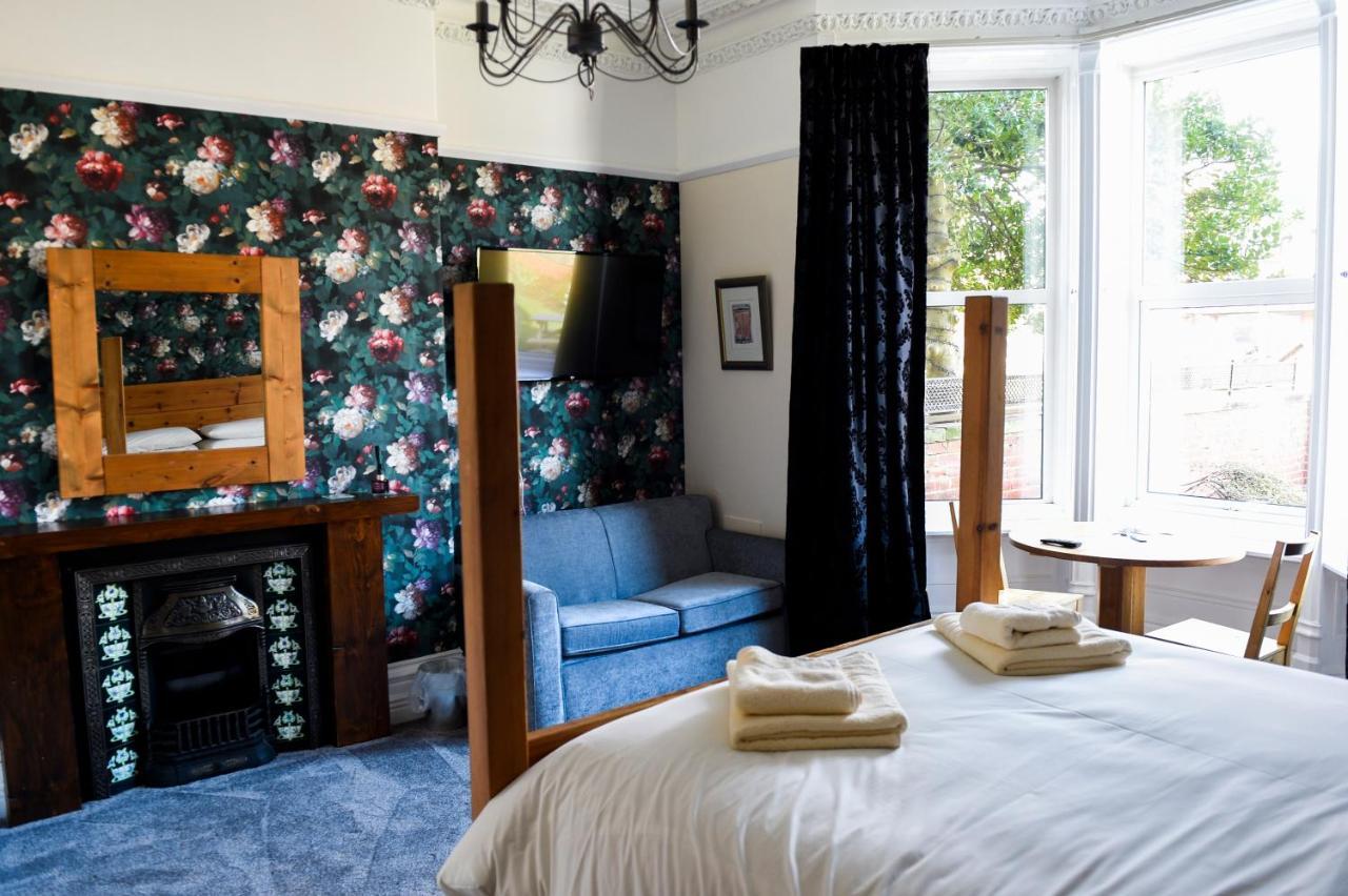 Bed and Breakfast Hillcrest Уитби Экстерьер фото