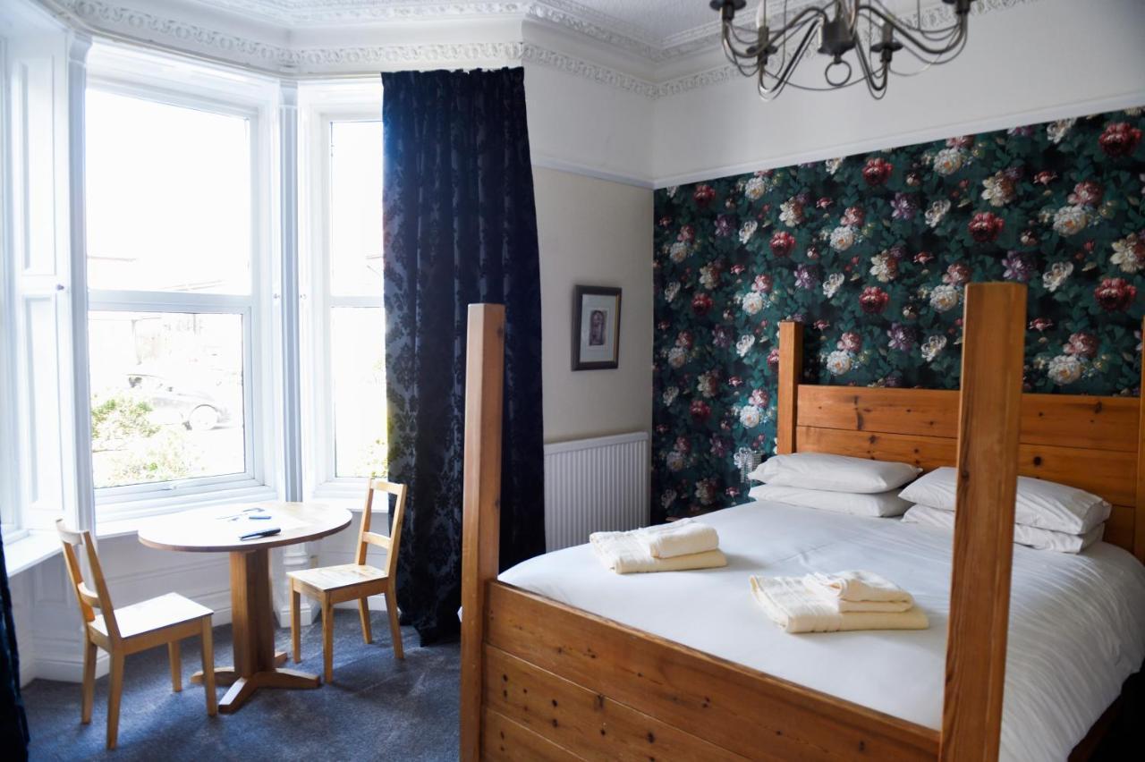 Bed and Breakfast Hillcrest Уитби Экстерьер фото