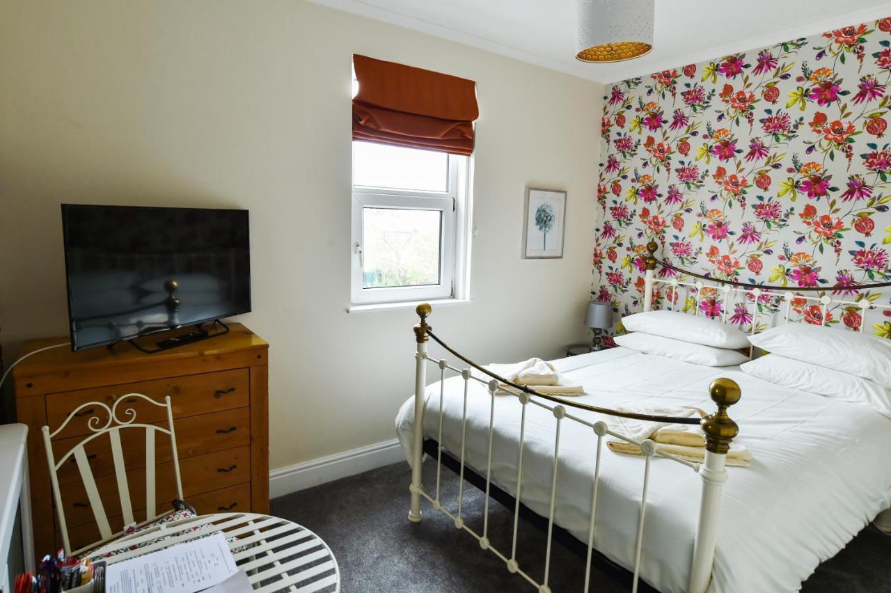Bed and Breakfast Hillcrest Уитби Экстерьер фото