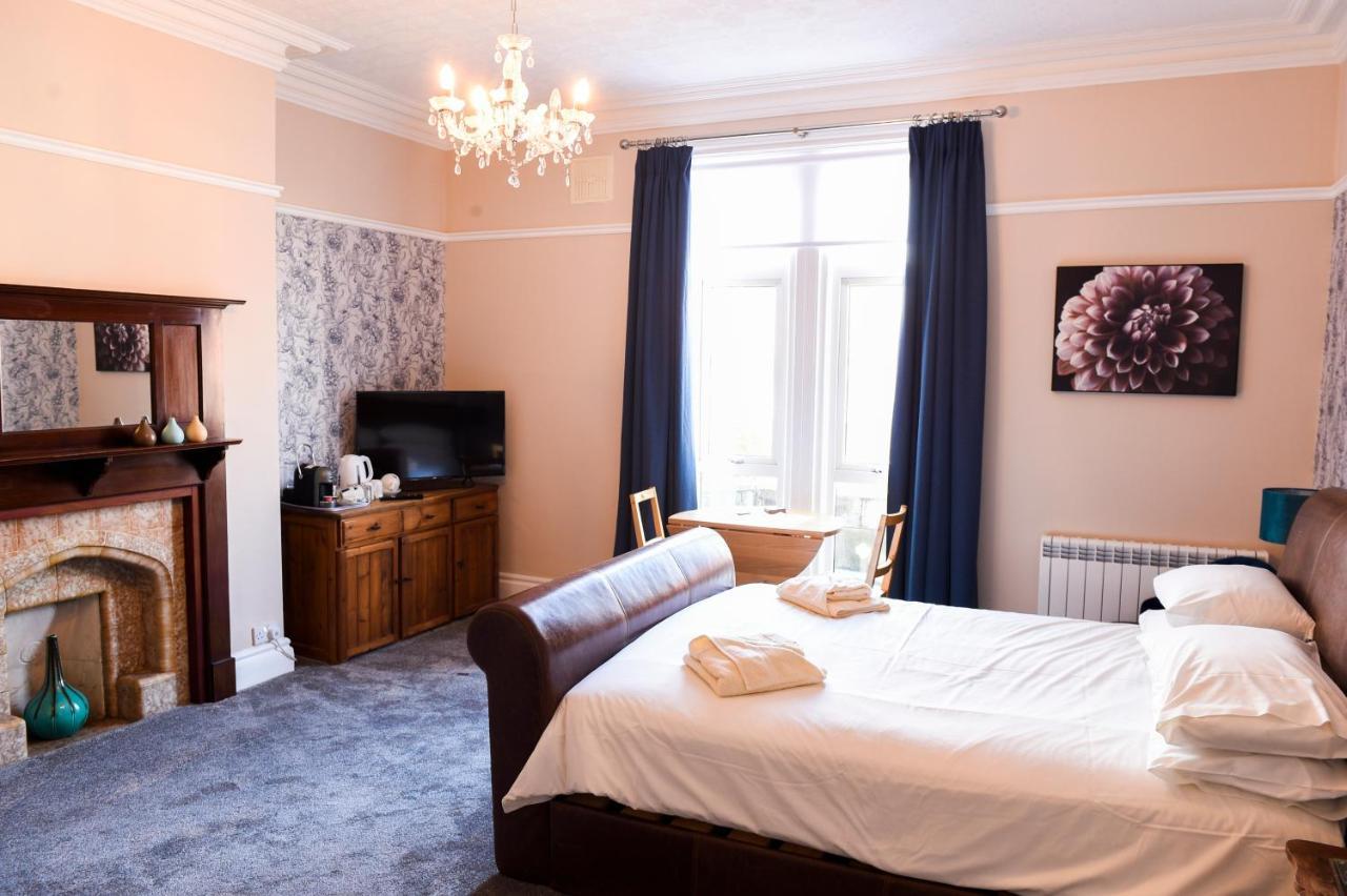 Bed and Breakfast Hillcrest Уитби Экстерьер фото