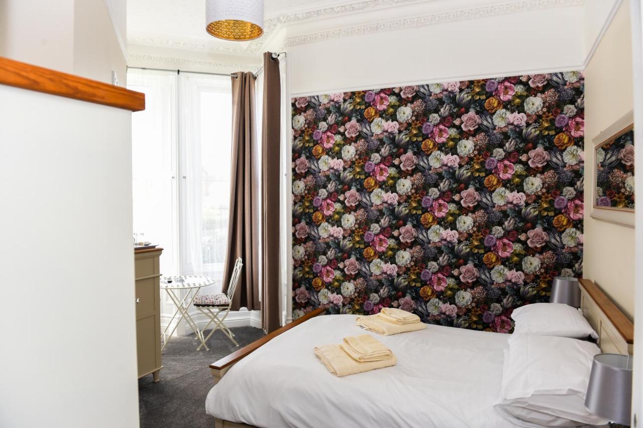 Bed and Breakfast Hillcrest Уитби Экстерьер фото