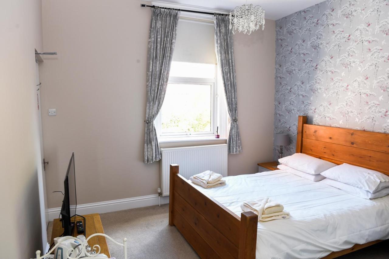 Bed and Breakfast Hillcrest Уитби Экстерьер фото
