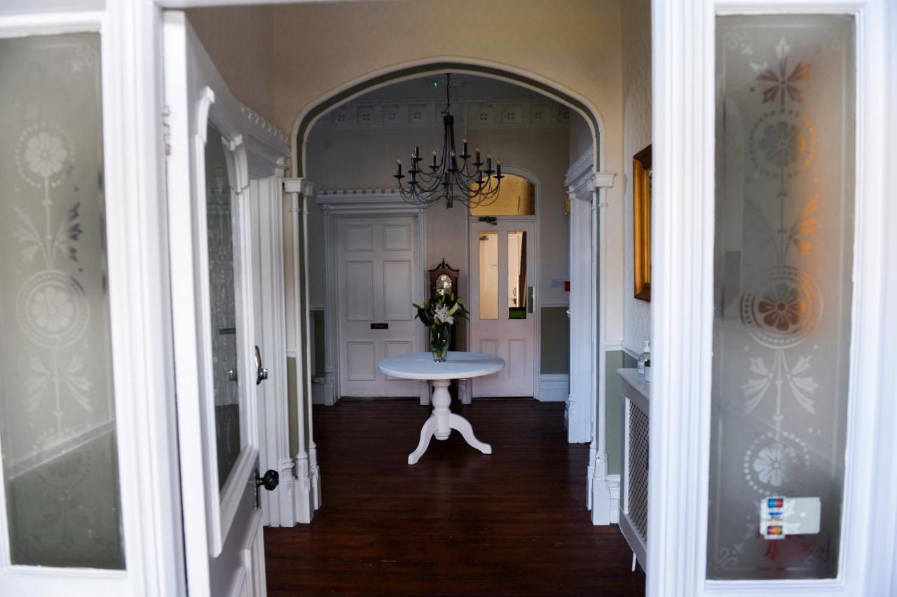 Bed and Breakfast Hillcrest Уитби Экстерьер фото