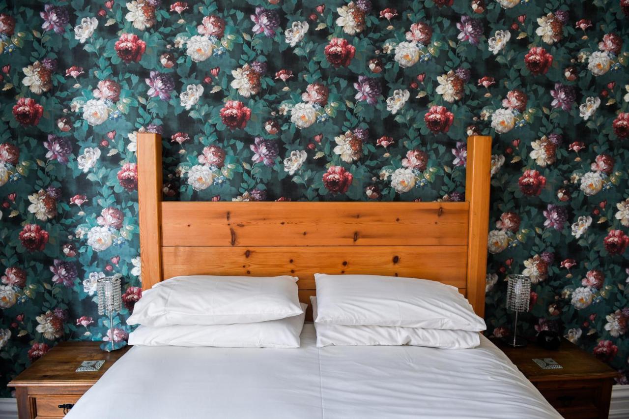 Bed and Breakfast Hillcrest Уитби Экстерьер фото