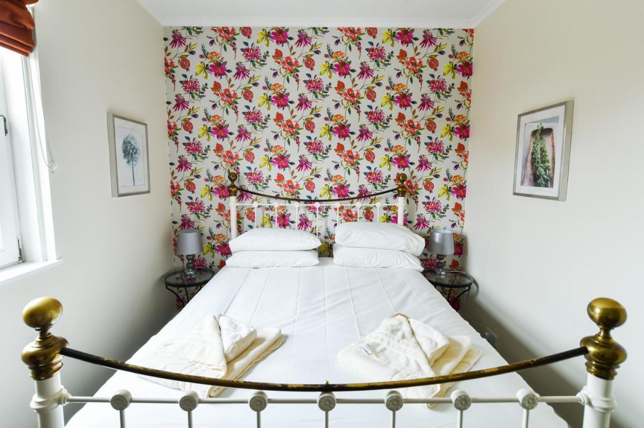 Bed and Breakfast Hillcrest Уитби Экстерьер фото