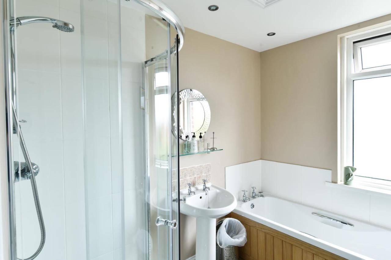 Bed and Breakfast Hillcrest Уитби Экстерьер фото