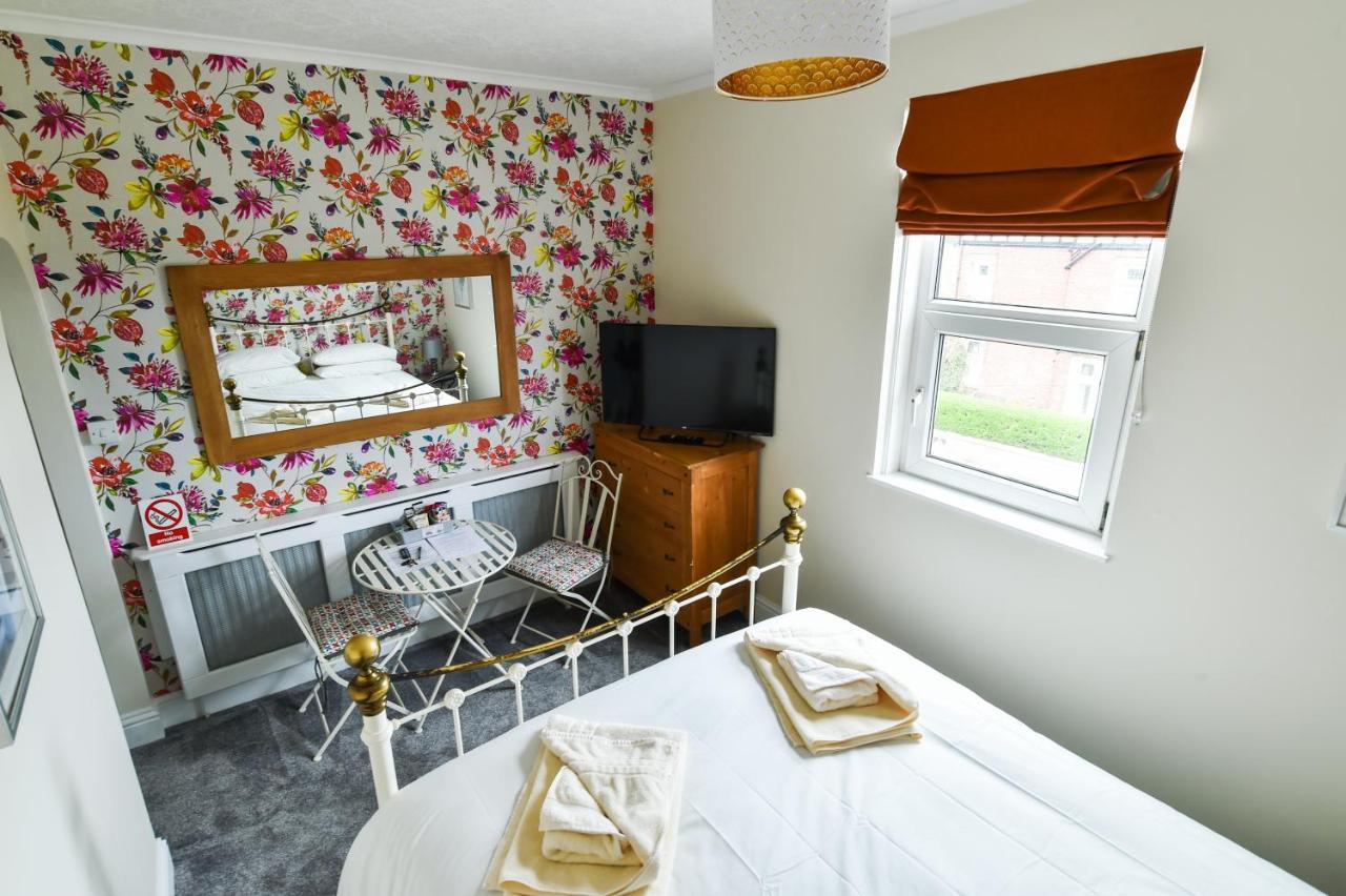 Bed and Breakfast Hillcrest Уитби Экстерьер фото
