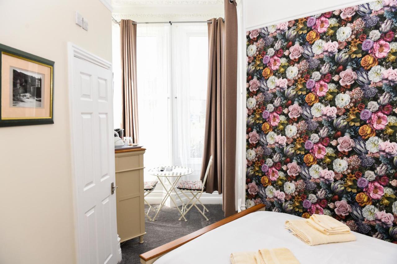 Bed and Breakfast Hillcrest Уитби Экстерьер фото