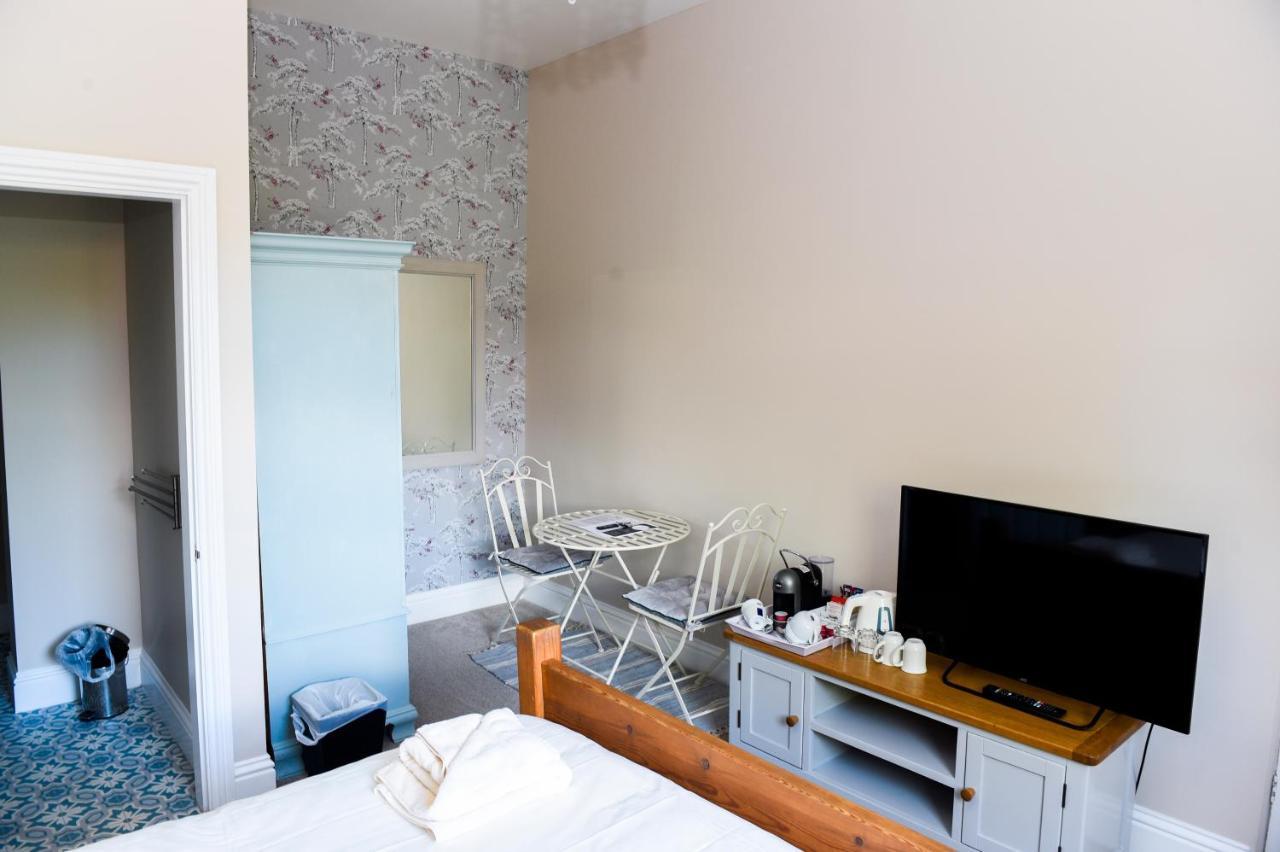 Bed and Breakfast Hillcrest Уитби Экстерьер фото