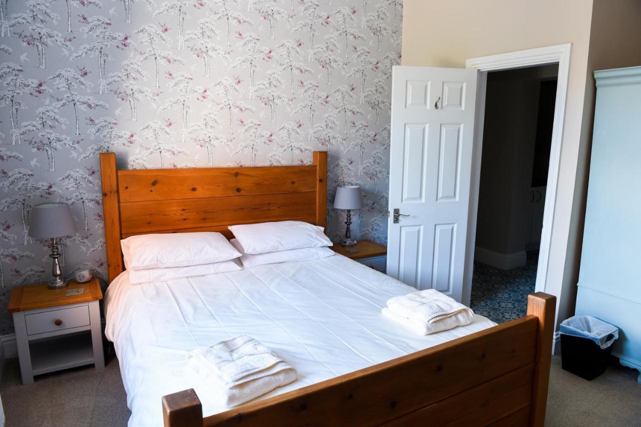 Bed and Breakfast Hillcrest Уитби Экстерьер фото