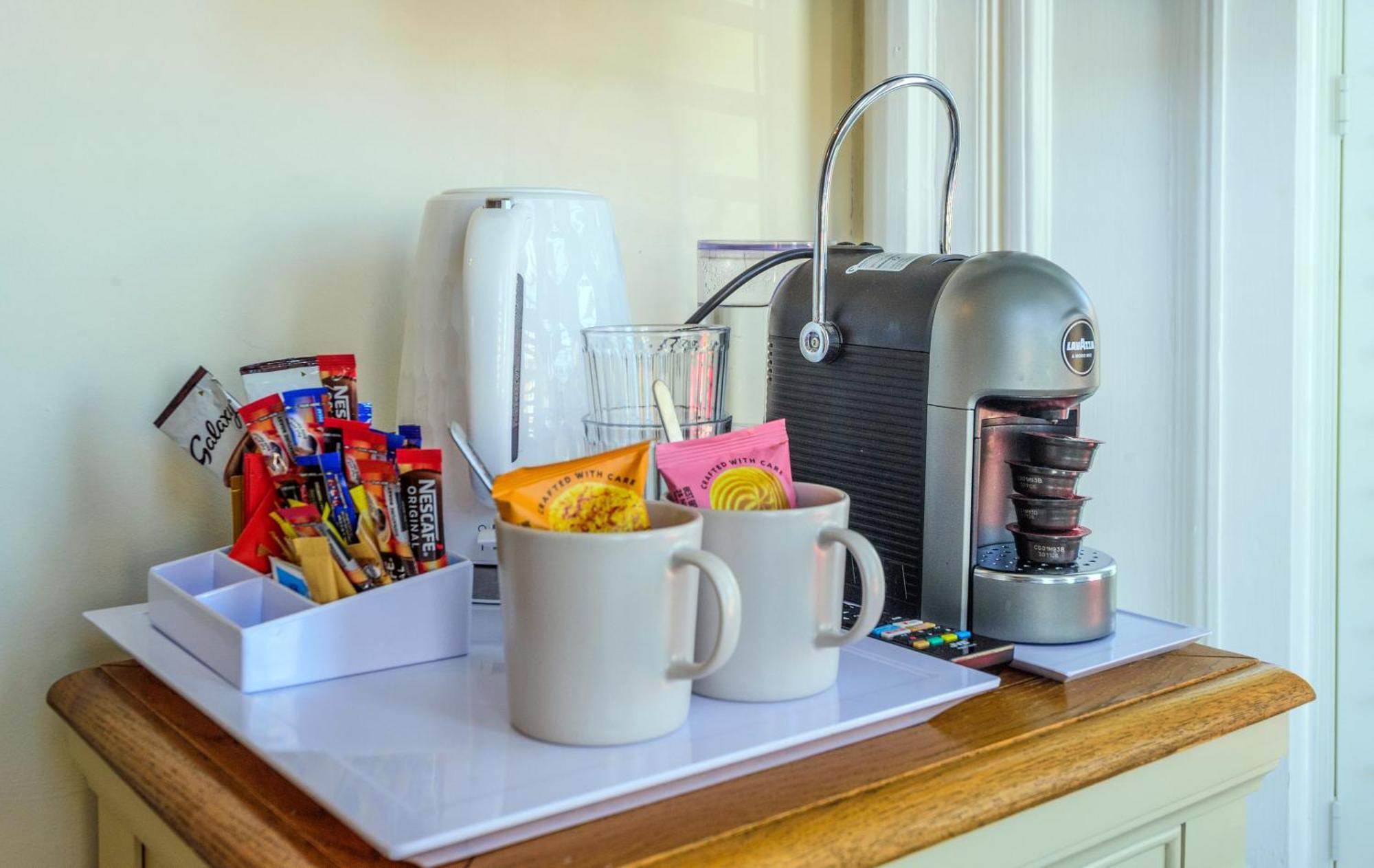 Bed and Breakfast Hillcrest Уитби Экстерьер фото
