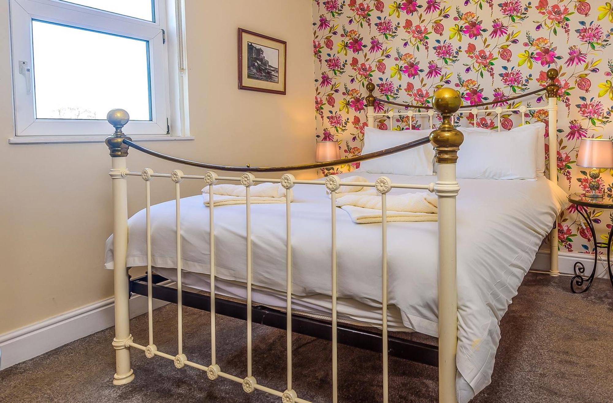Bed and Breakfast Hillcrest Уитби Экстерьер фото
