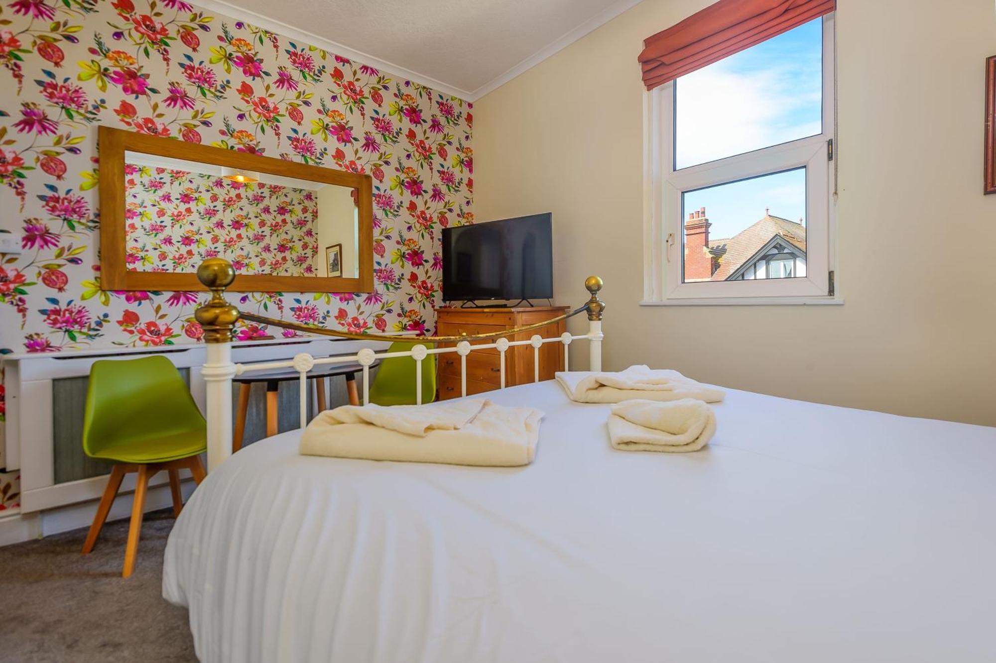 Bed and Breakfast Hillcrest Уитби Экстерьер фото