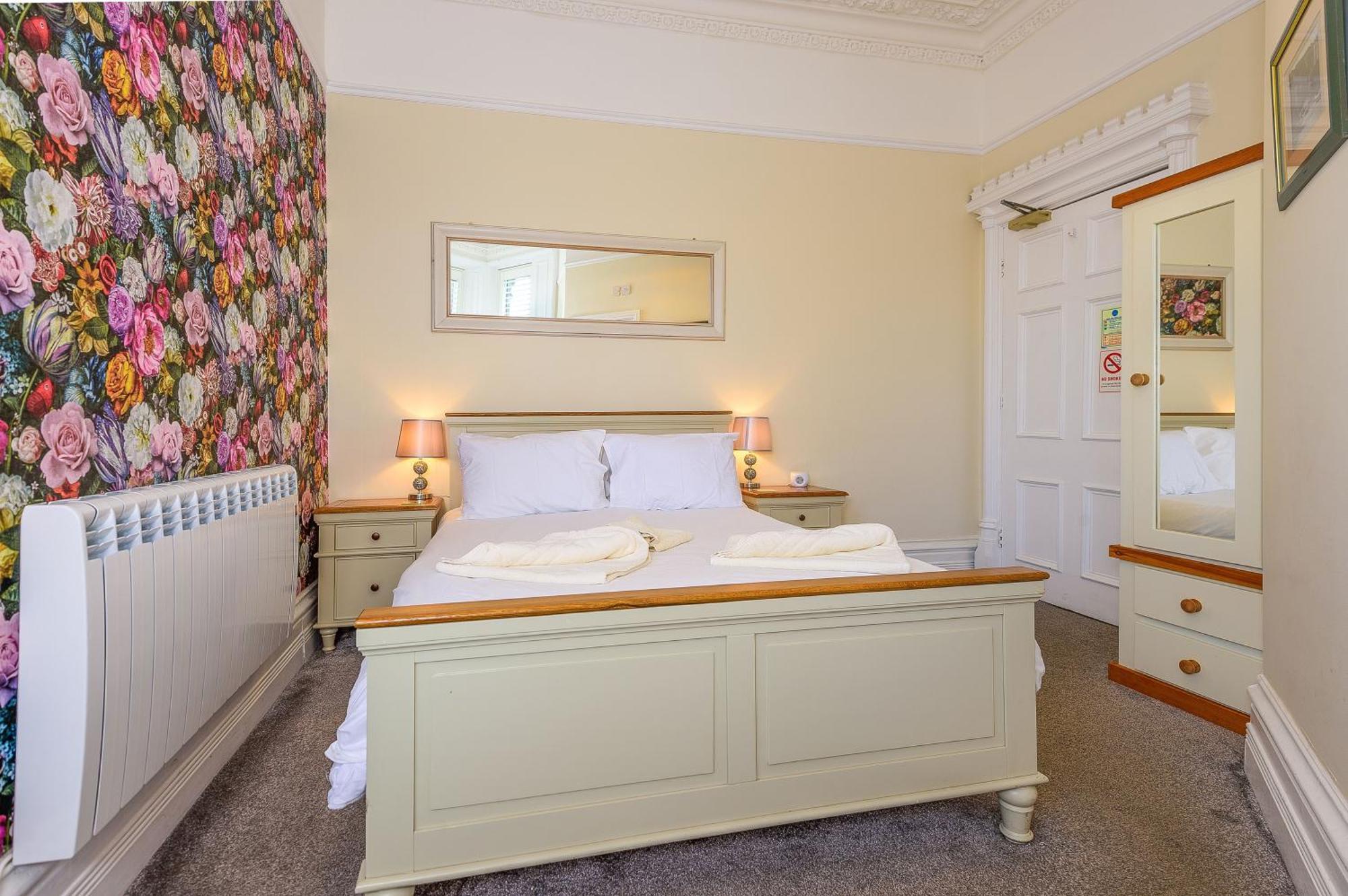 Bed and Breakfast Hillcrest Уитби Экстерьер фото