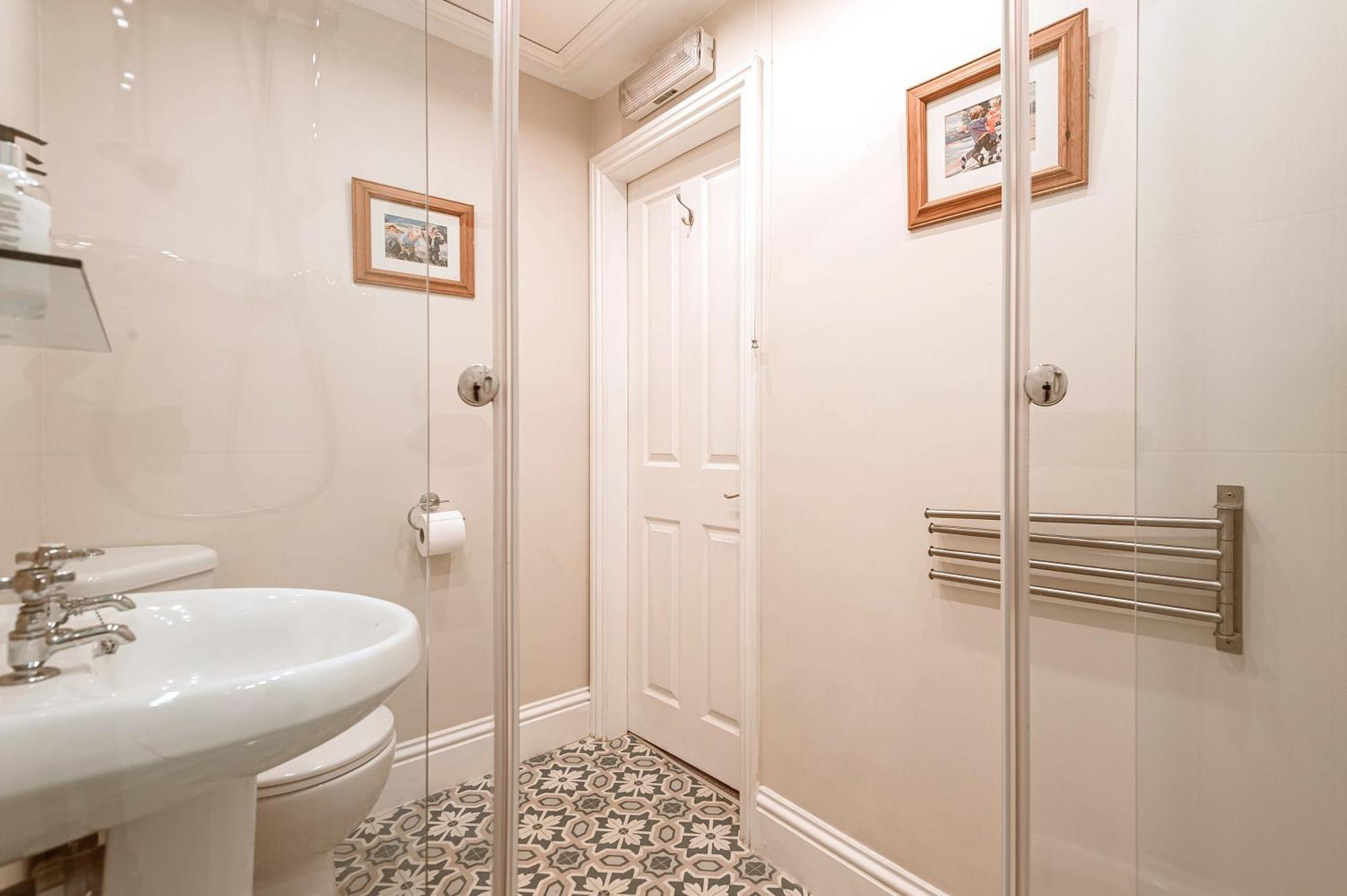 Bed and Breakfast Hillcrest Уитби Экстерьер фото