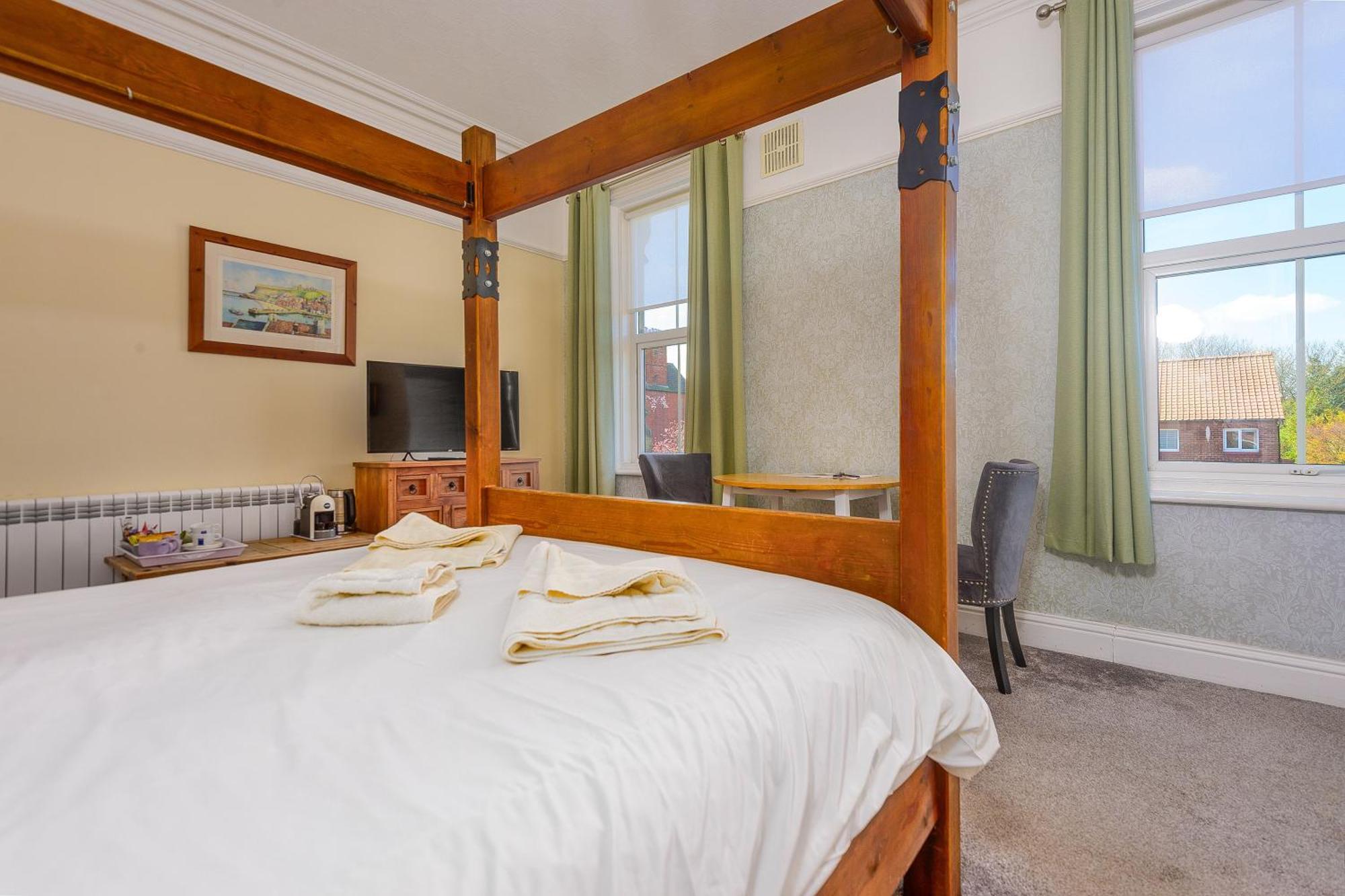 Bed and Breakfast Hillcrest Уитби Экстерьер фото