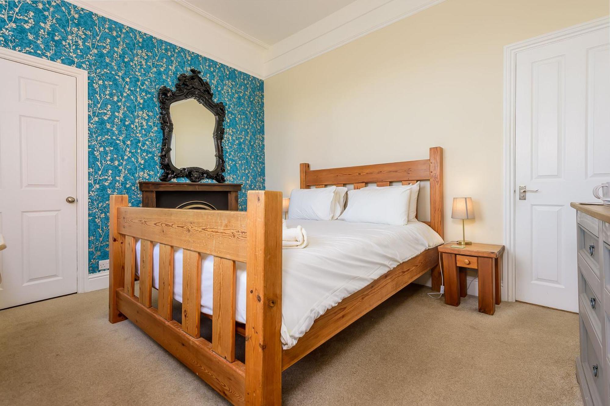 Bed and Breakfast Hillcrest Уитби Экстерьер фото