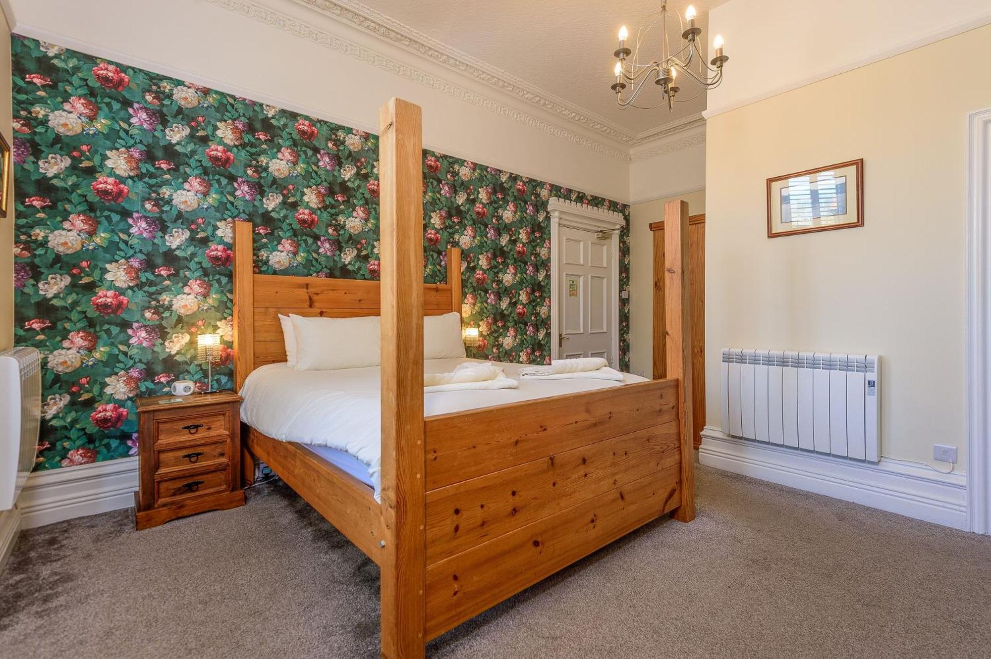 Bed and Breakfast Hillcrest Уитби Экстерьер фото