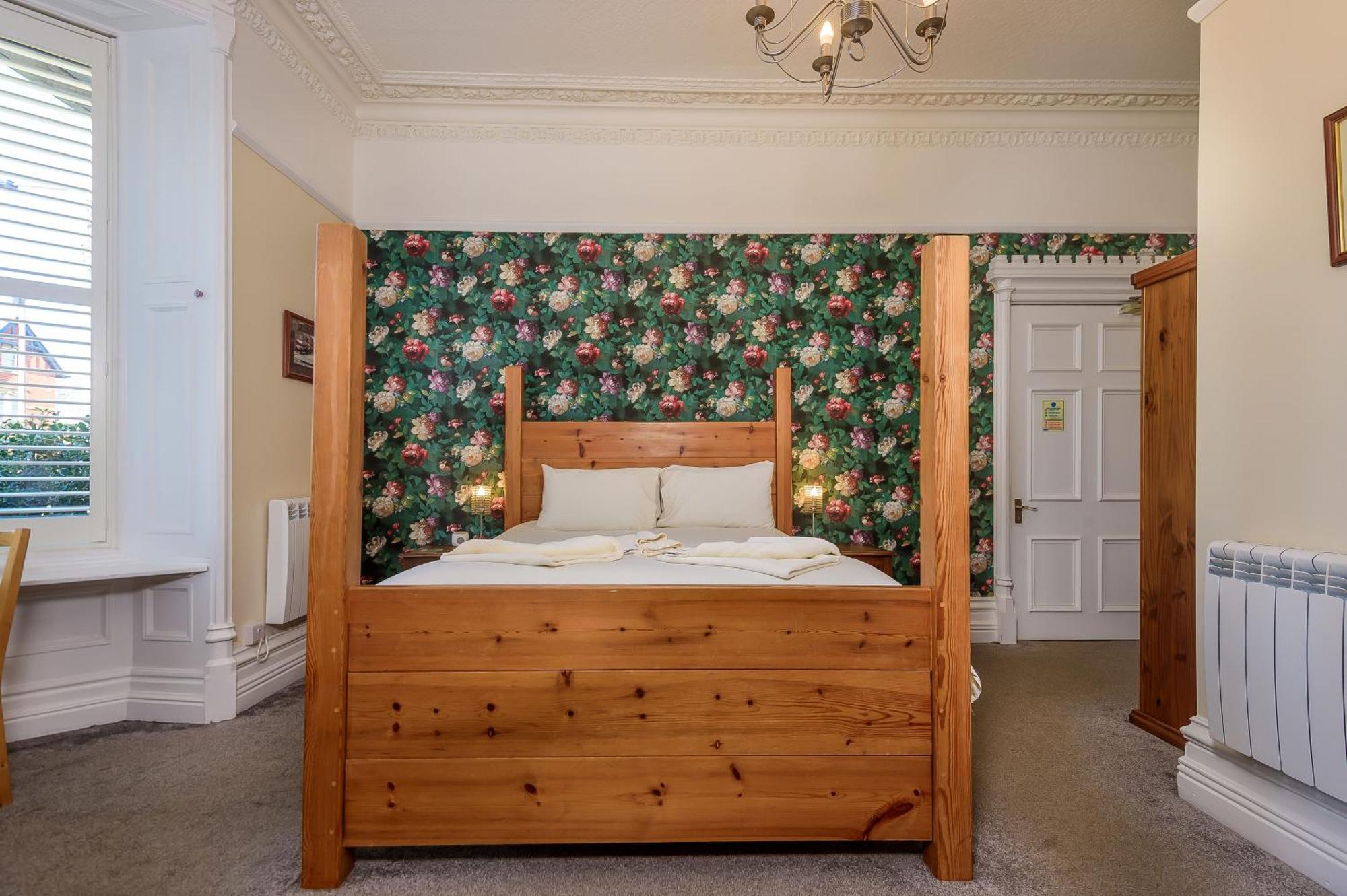 Bed and Breakfast Hillcrest Уитби Экстерьер фото