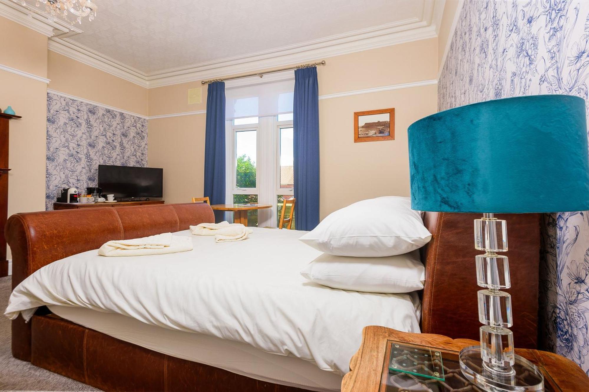 Bed and Breakfast Hillcrest Уитби Экстерьер фото