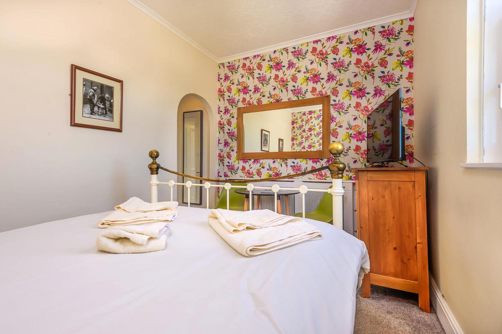 Bed and Breakfast Hillcrest Уитби Экстерьер фото