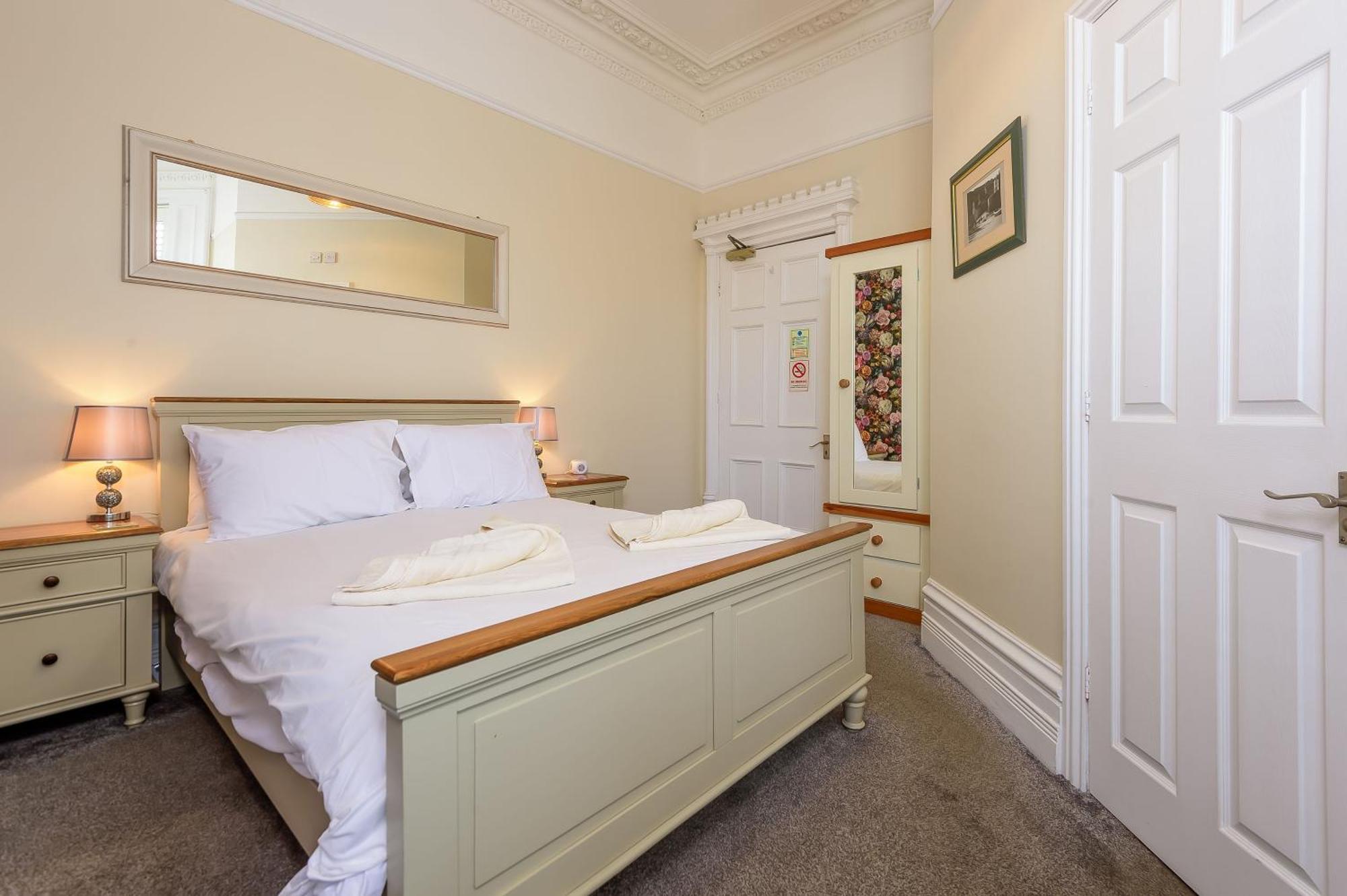 Bed and Breakfast Hillcrest Уитби Экстерьер фото