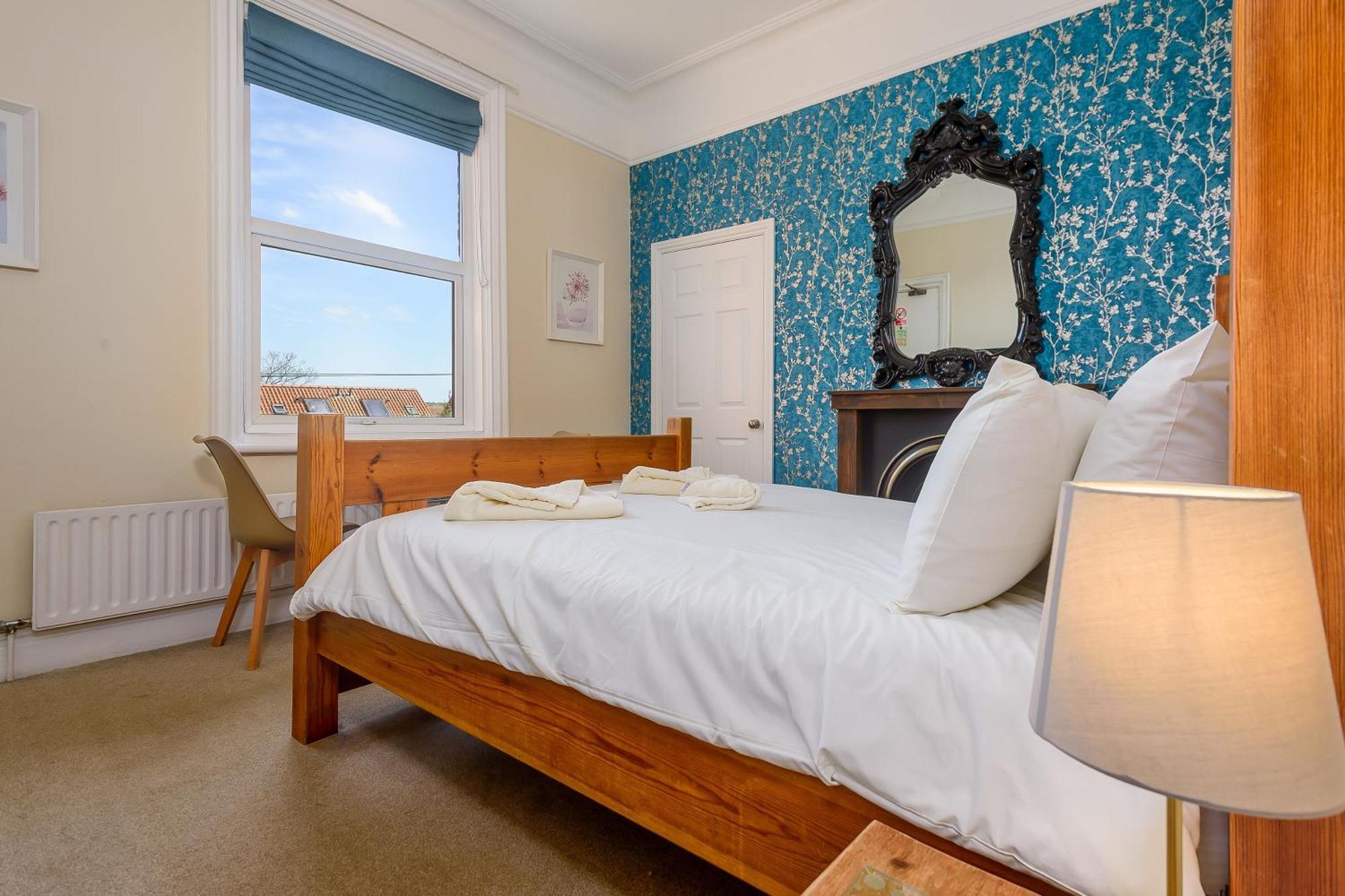 Bed and Breakfast Hillcrest Уитби Экстерьер фото