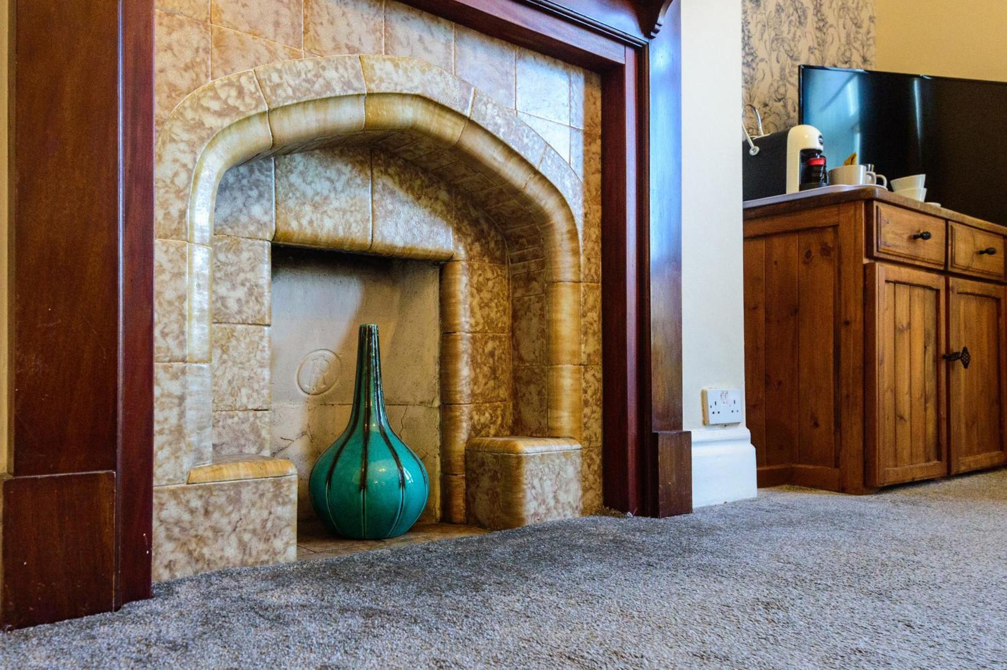 Bed and Breakfast Hillcrest Уитби Экстерьер фото