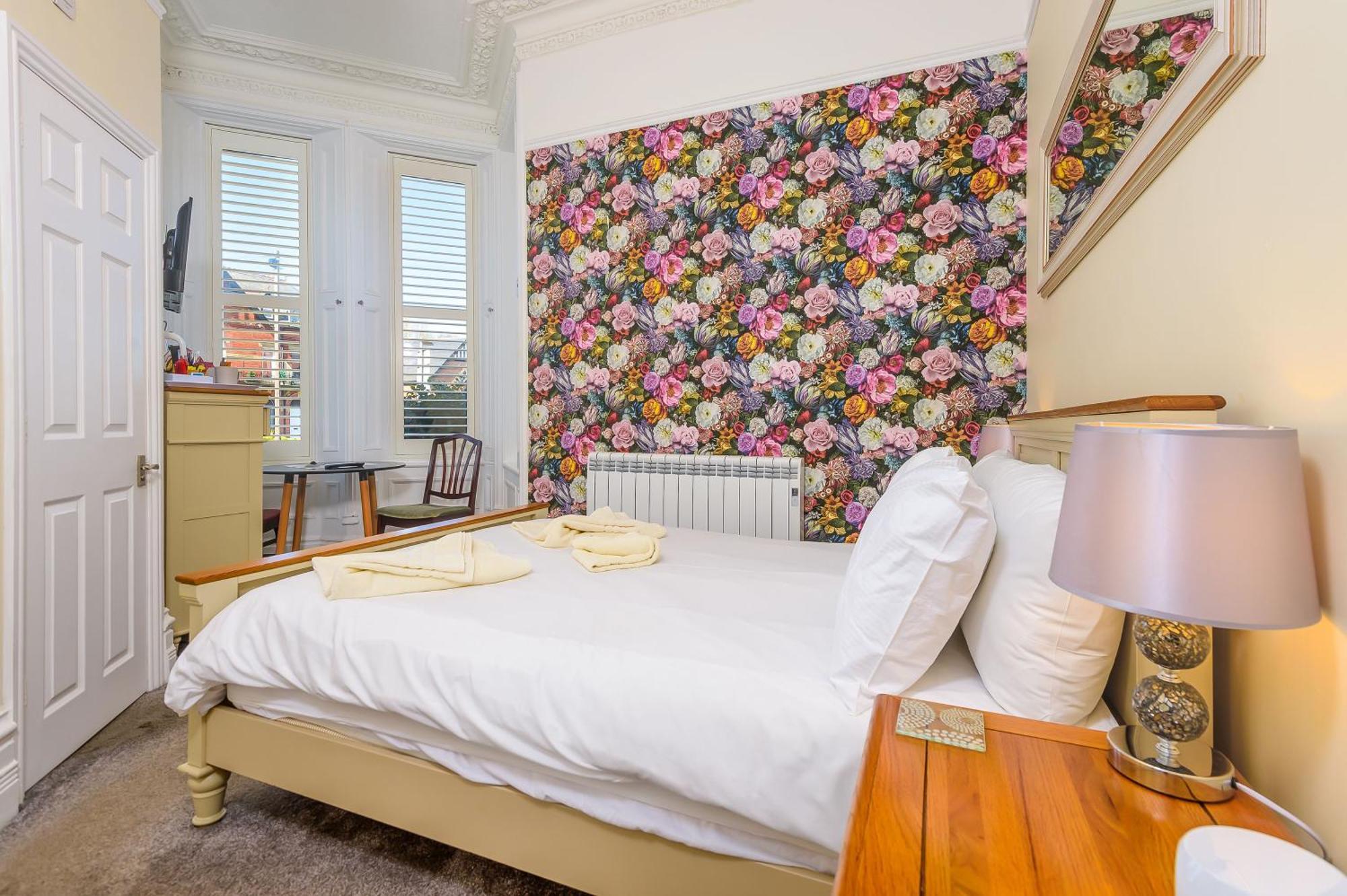 Bed and Breakfast Hillcrest Уитби Экстерьер фото