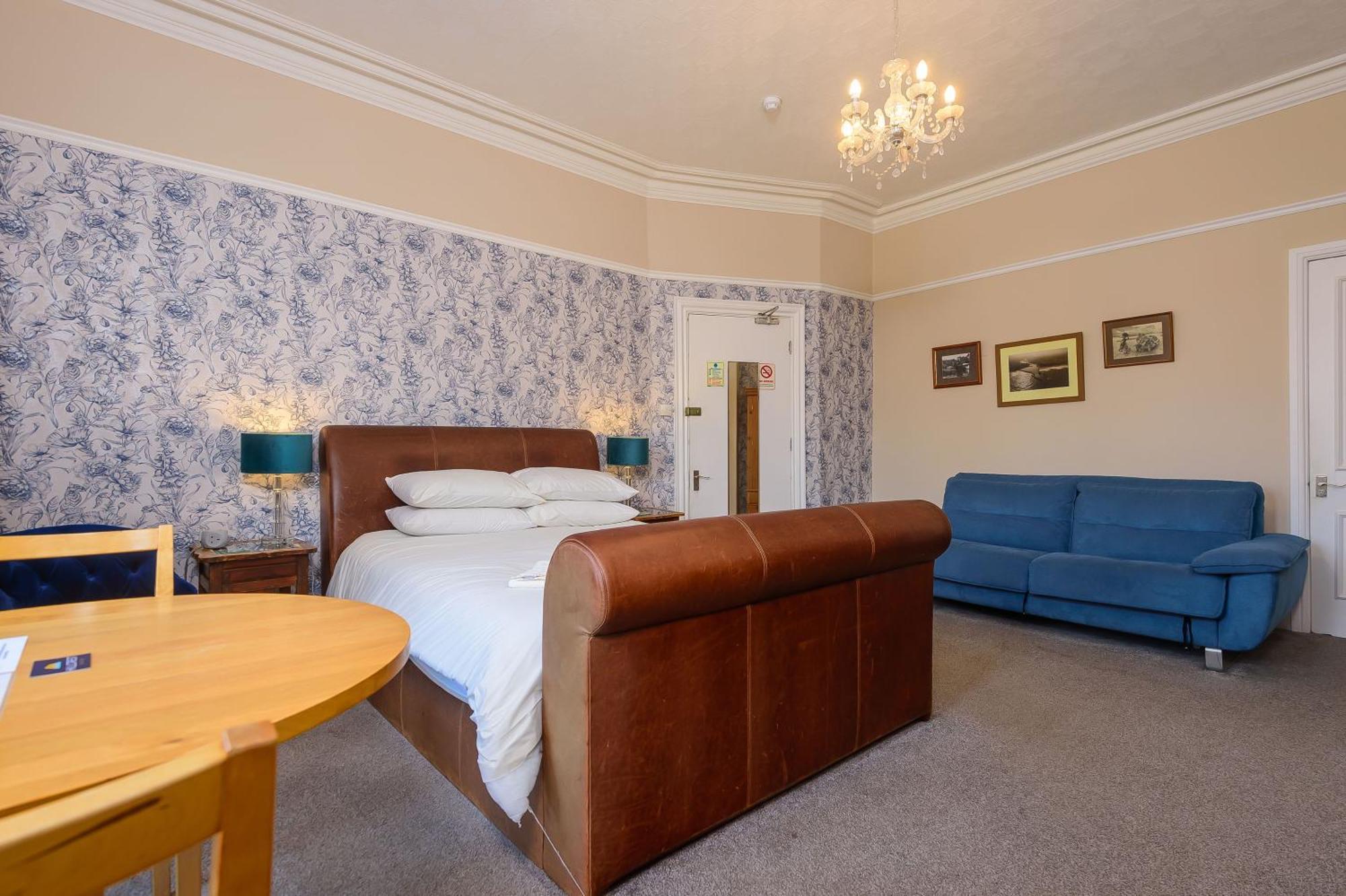 Bed and Breakfast Hillcrest Уитби Экстерьер фото
