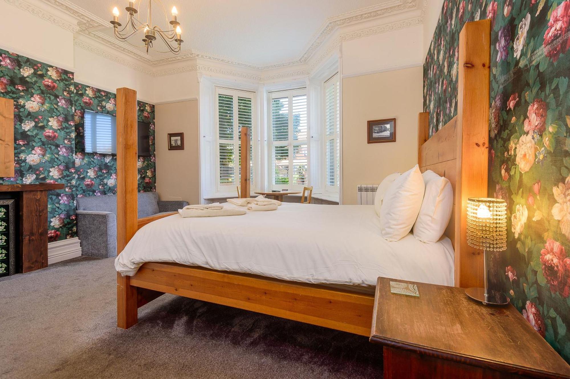 Bed and Breakfast Hillcrest Уитби Экстерьер фото